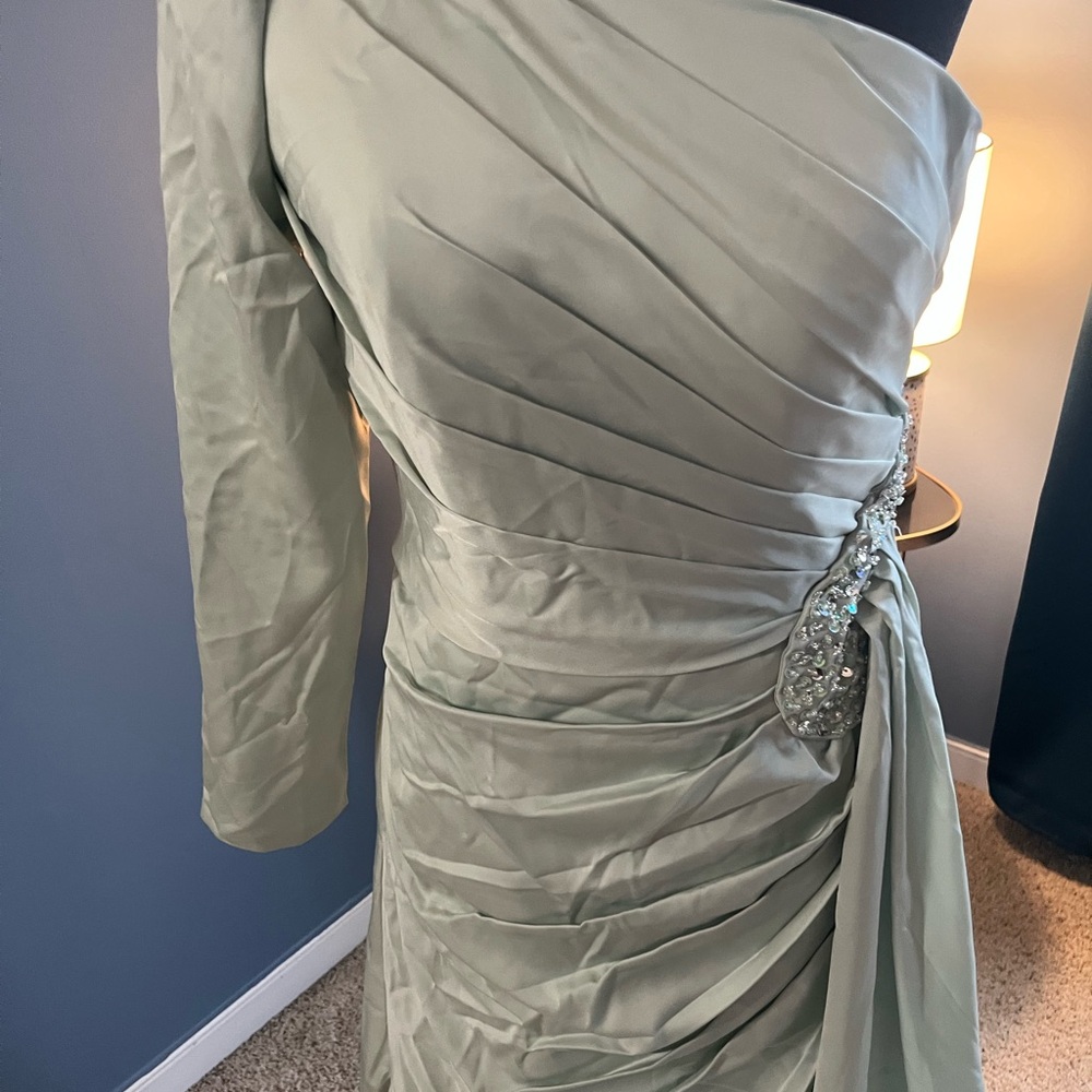 Elegant One-Shoulder Green Dress